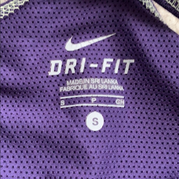 Nike work out tank with built in bra - Picture 2 of 3